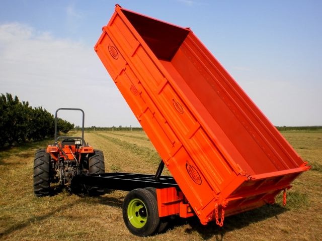 Καρότσα ανατροπή για τρακτέρ 6t.
